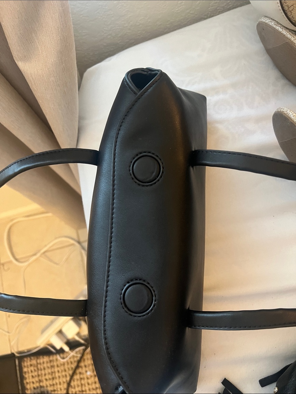 Black Wide Minimalist Shoulder Bag - Picture 3 of 6